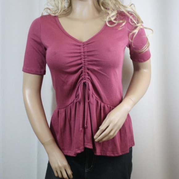 Adorable cinch berry top🍓 - Picture 4 of 6